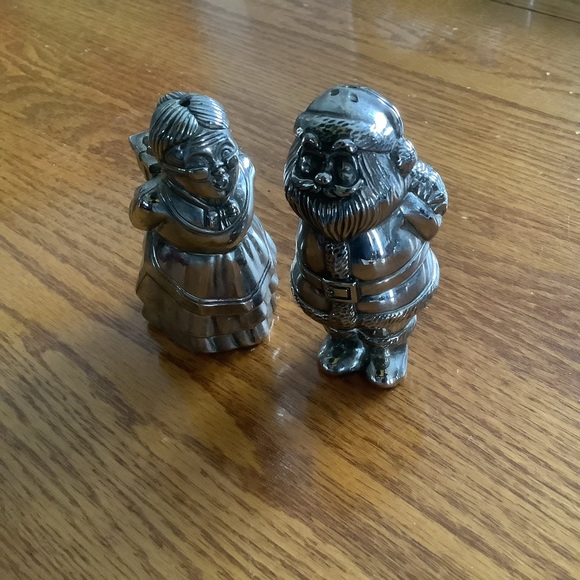 Mr & Mrs Santa Claus Kissing Salt & Pepper Shakers - Picture 2 of 6